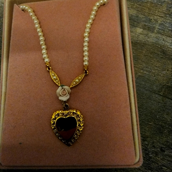 1928 Jewelry - Heart faux pearl necklace